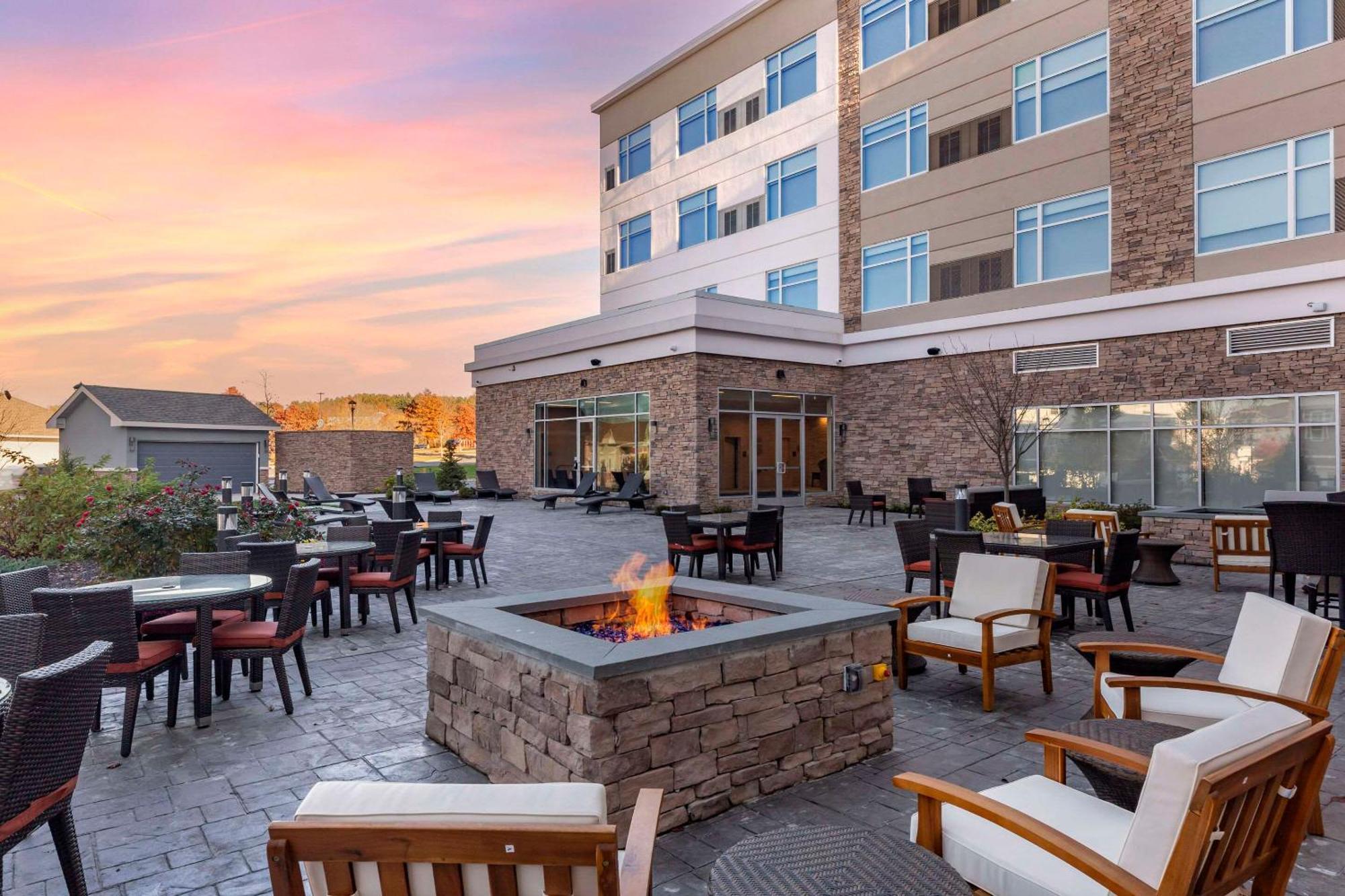 Cambria Hotel Manchester South Windsor Exteriör bild