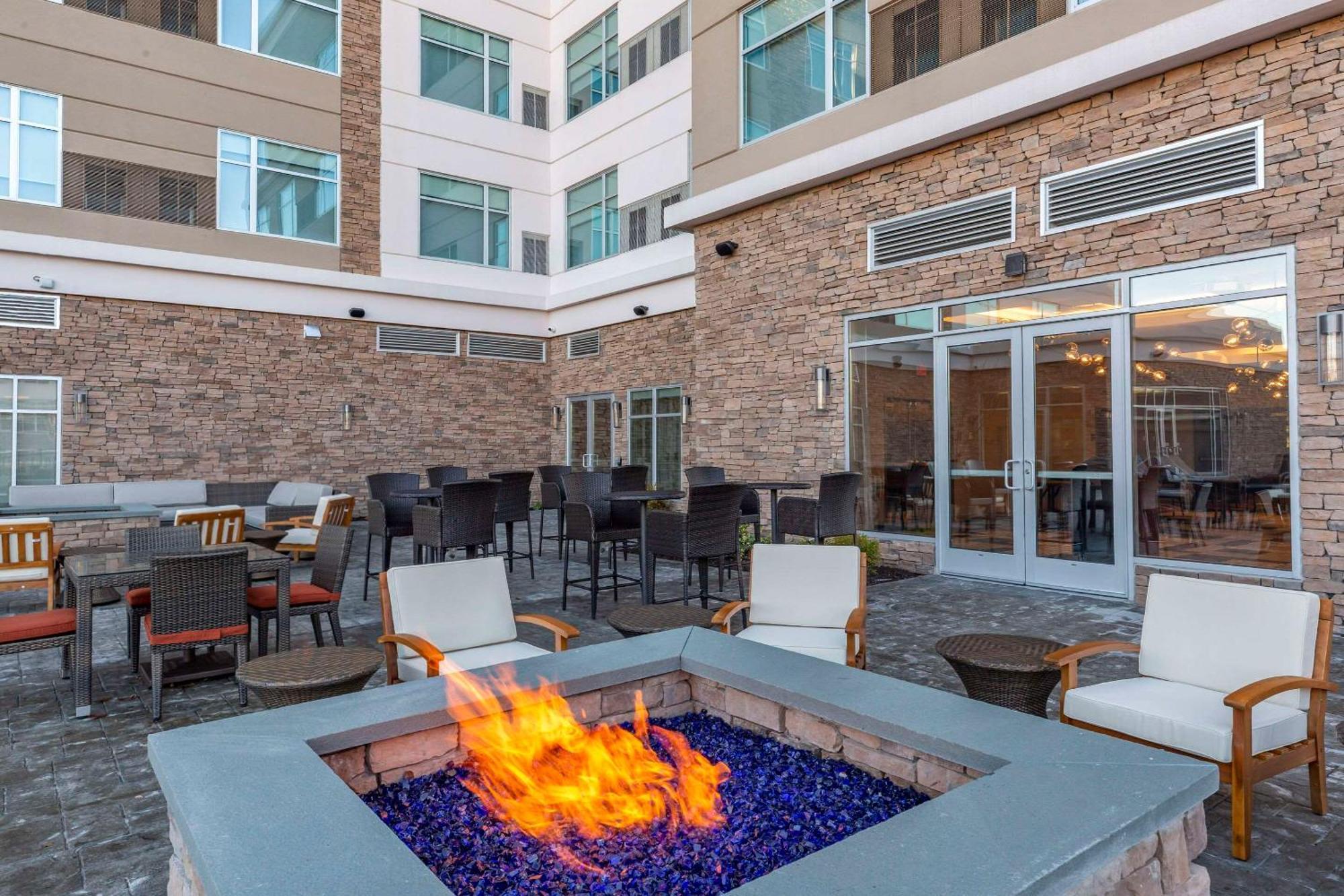Cambria Hotel Manchester South Windsor Exteriör bild